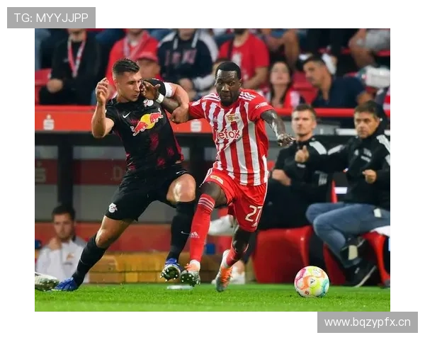 拜仁更衣室矛盾传闻增加,球队稳定性与赛季表现面临考验 拜仁更衣室矛盾传闻增加,球队稳定性与赛季表现面临考验